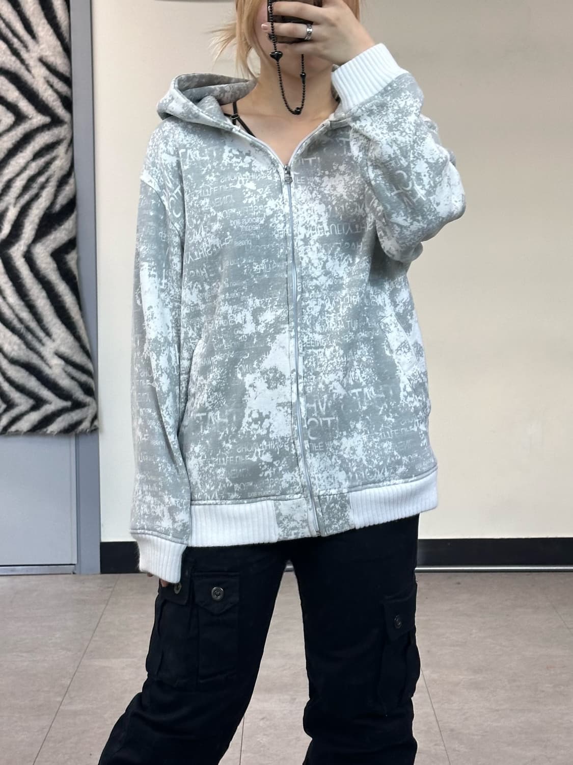 grunge printing hood zip-up 상품이미지1