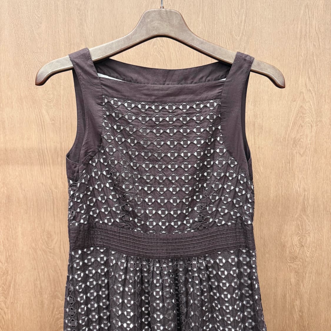 막스마라 스튜디오 슬리브리스 원피스 펀칭 레이스 디테일 다크브라운 상품이미지4