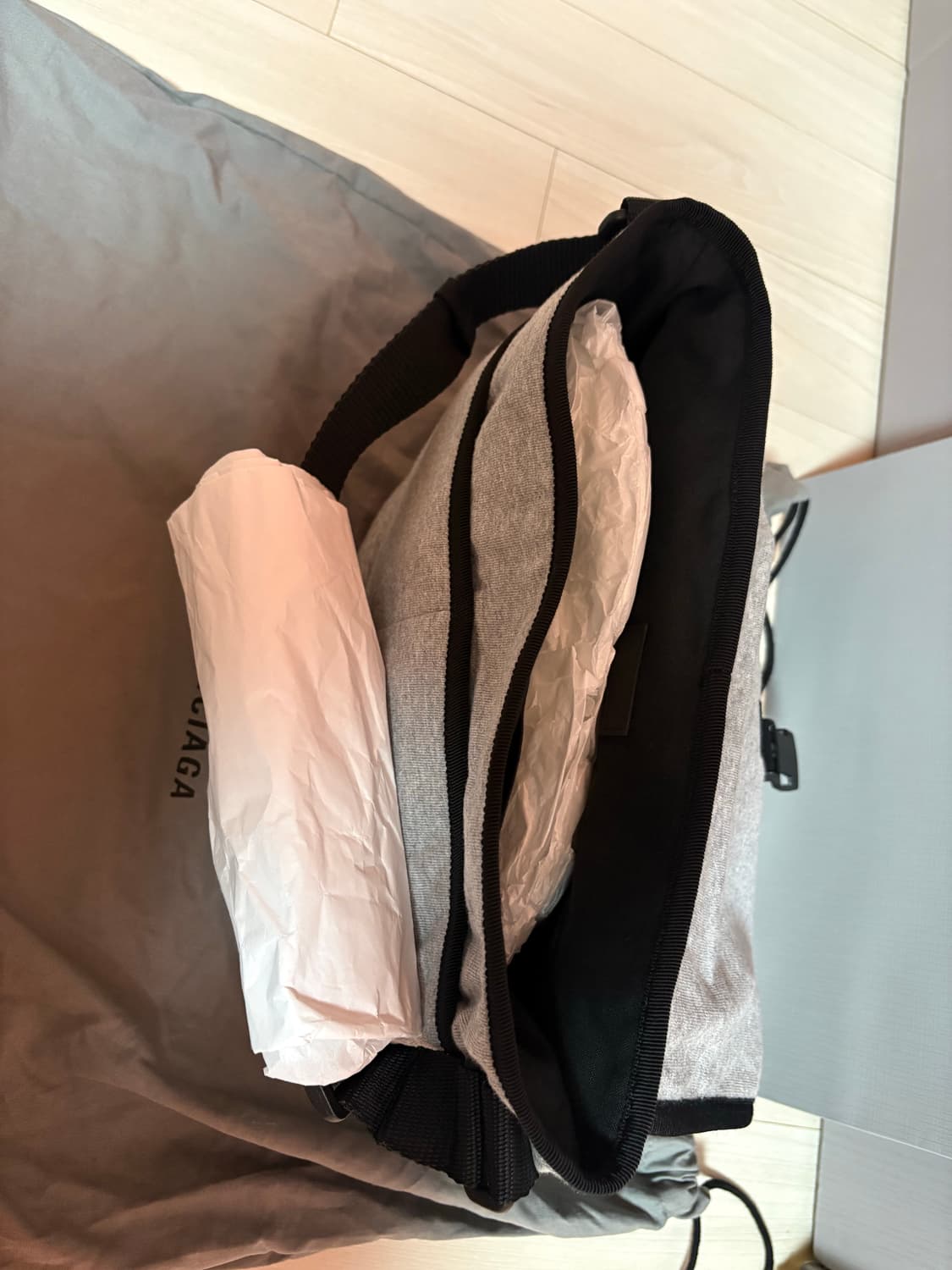 발렌시아가 익스플로러 스몰 메신저백 (새상품) 판매합니다. 상품이미지3