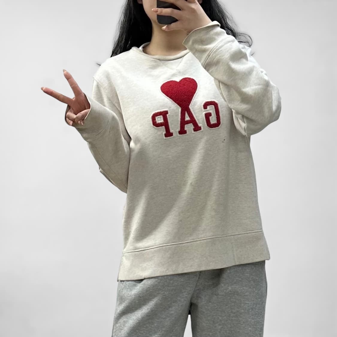 아미 Ami x 갭 하트 패치 맨투맨 오트밀 상품이미지1