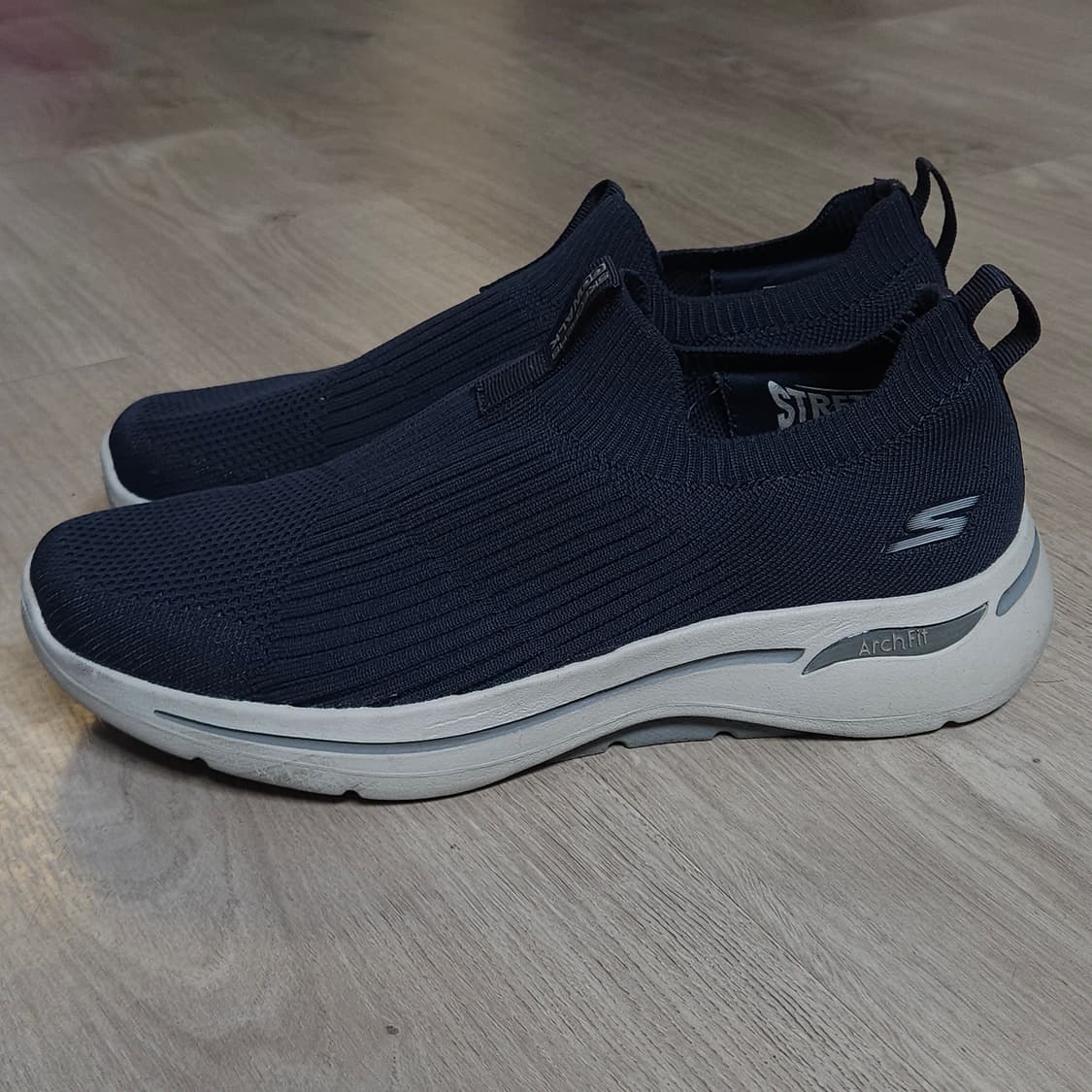 255 ) 스케쳐스 아치핏 고워크 슬립온 네이비 상품이미지1