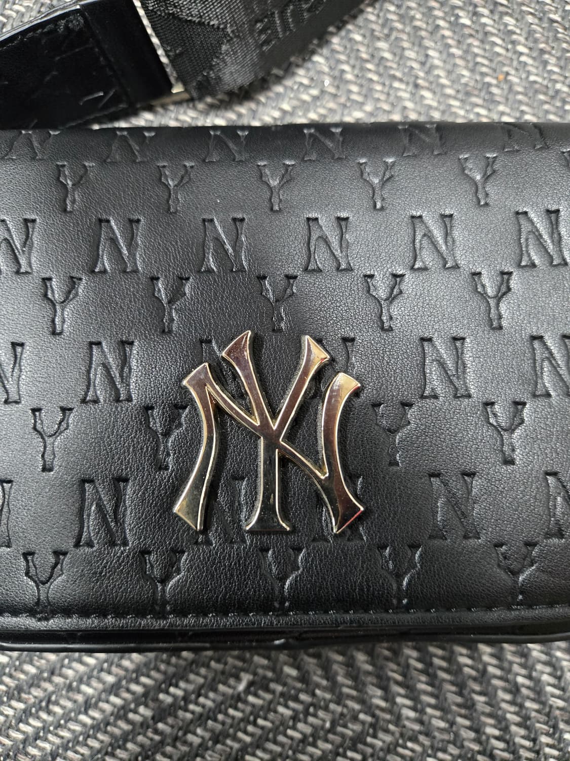 MLB 모노그램 후디백 뉴욕양키스 블랙 미니 크로스백 상품이미지6
