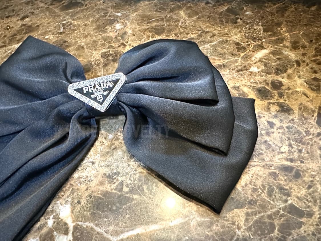 프라다 블랙로고 헤어핀 블랙 상품이미지5