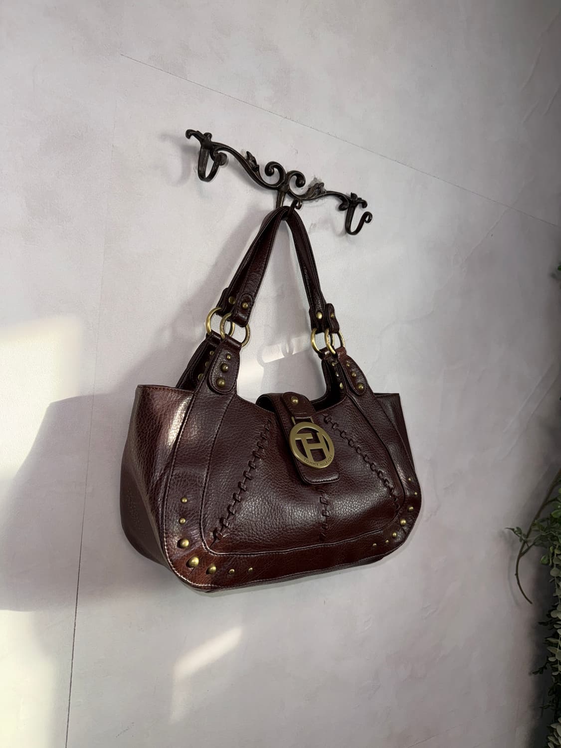 Tommy Hilfiger brown stud buckle 숄더백 상품이미지2