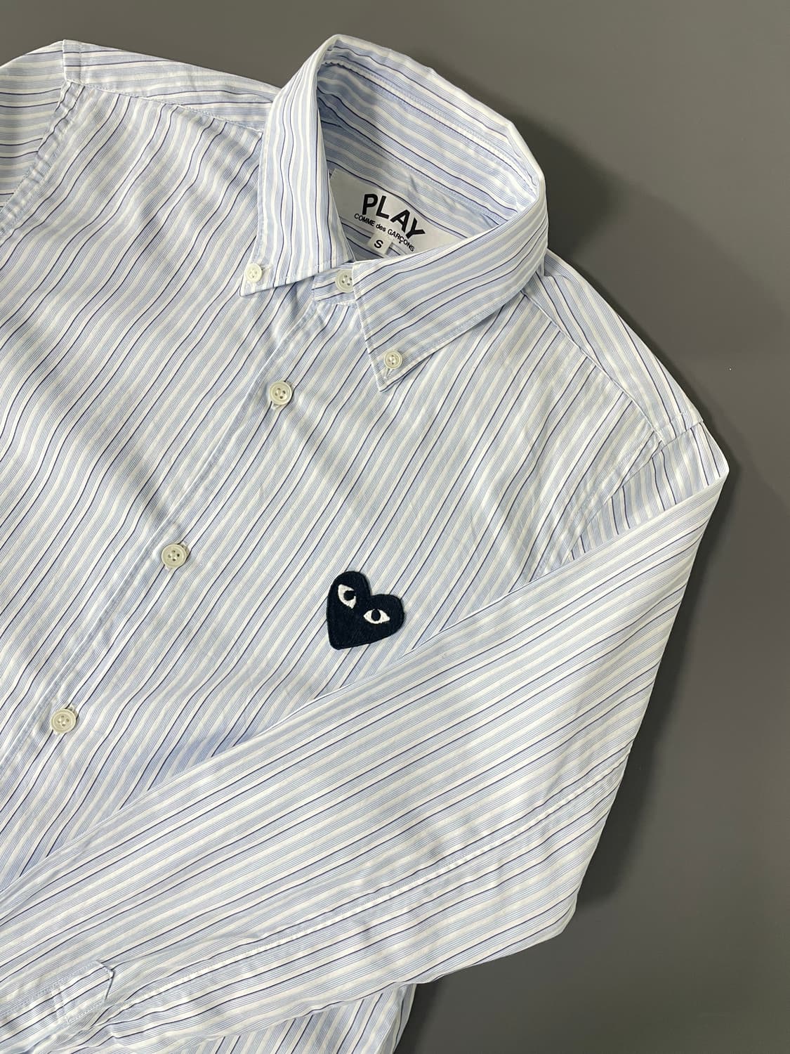 [S] 꼼데가르송 플레이 블랙 하트 와펜 스트라이프 여성 셔츠 상품이미지3