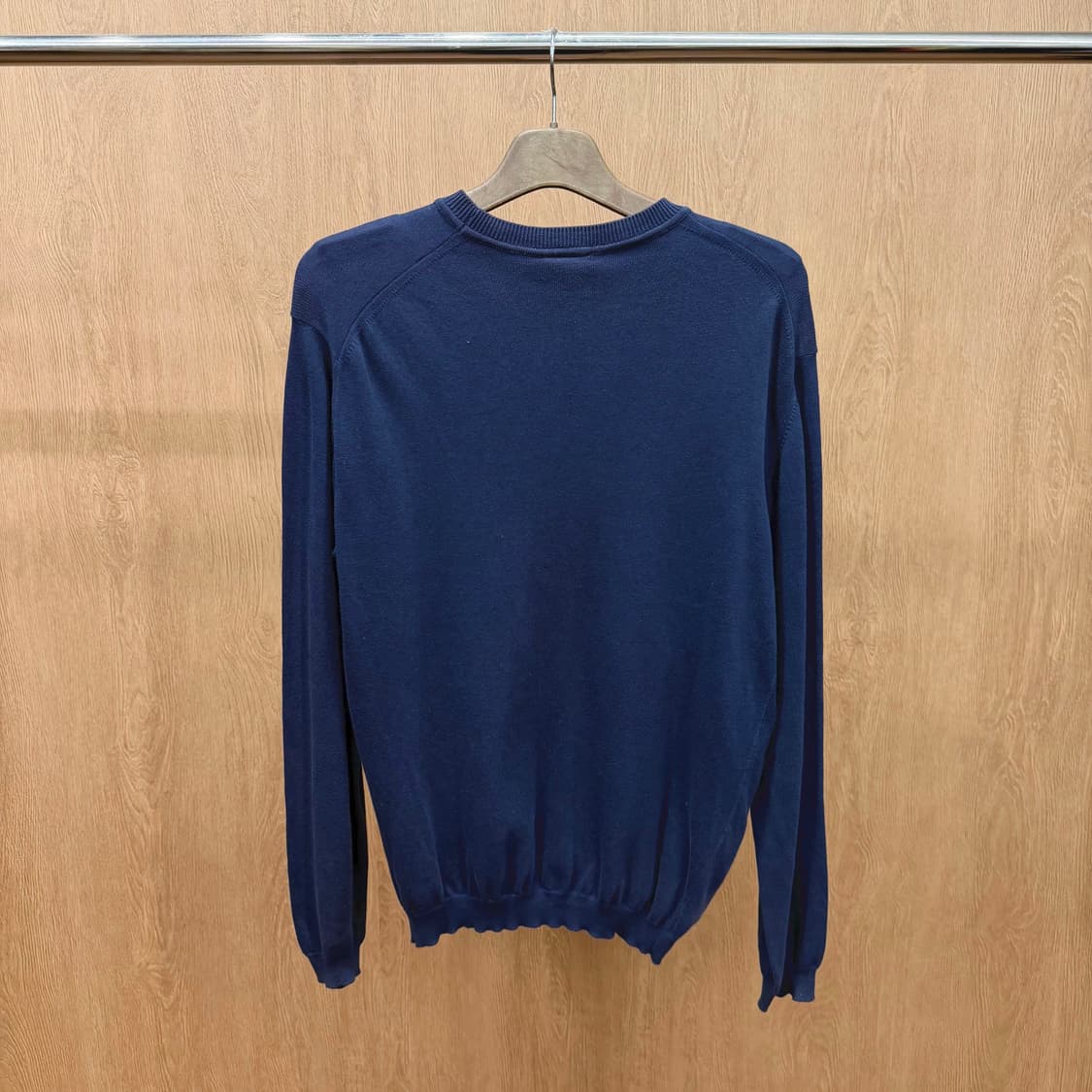 베르사체 라운드넥 코튼 니트 로고 자수 디테일 레귤러핏 네이비 상품이미지3