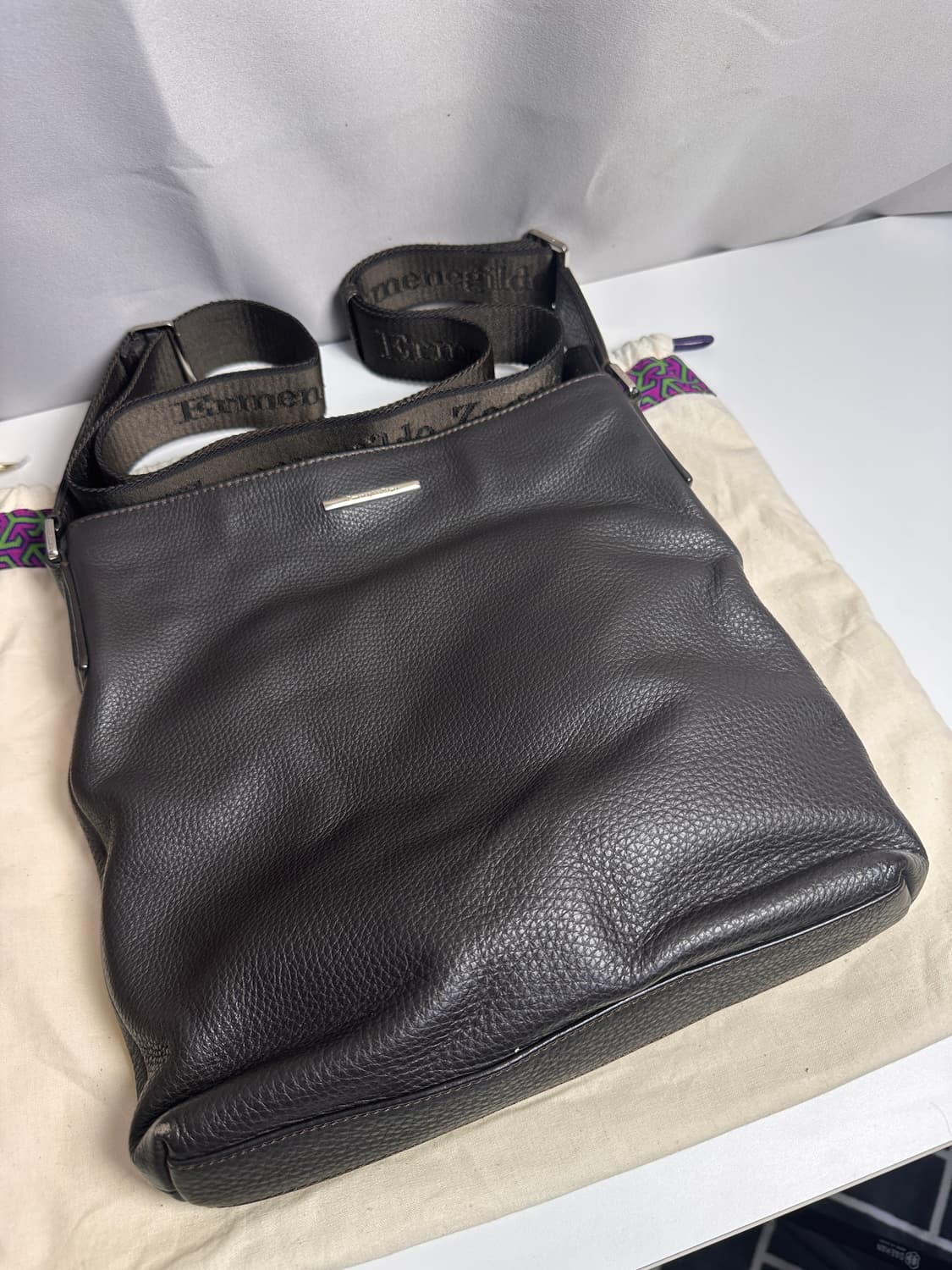 에르메네질도 제냐 페블레더 크로스백 – 이탈리안 모던 클래식 상품이미지9