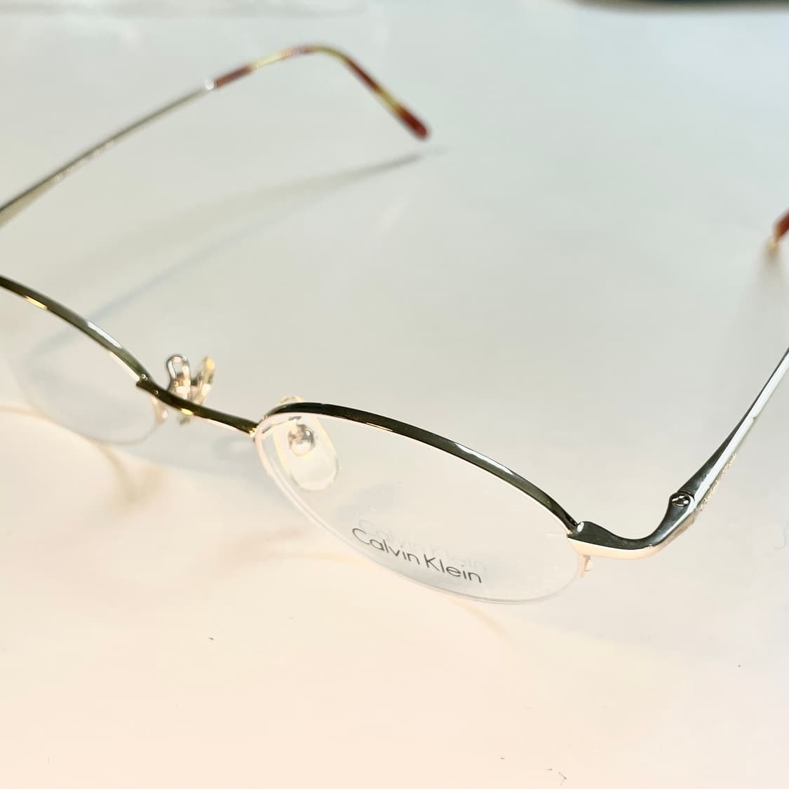 Calvin Klein 캘빈클라인 사의 빈티지 반무테 안경 판매합니다. 상품이미지1