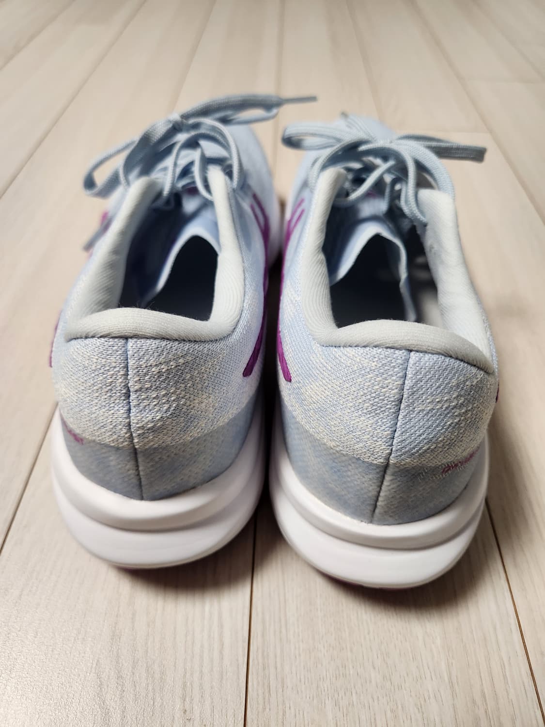 새상품급)아식스 운동화 우먼 다이나블라스트3 러닝화 사이즈250

여성용 상품이미지5