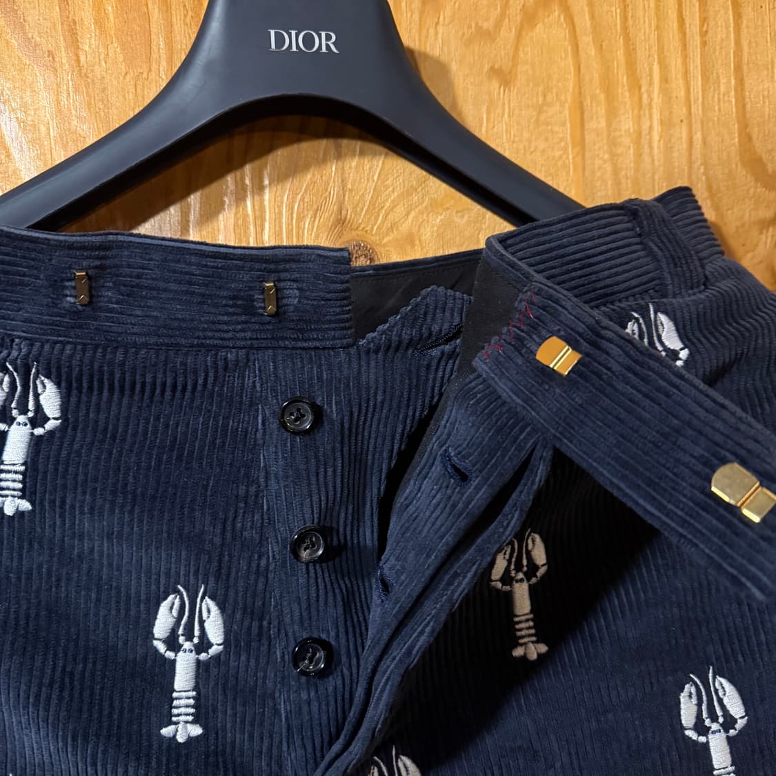 톰브라운 코듀로이 스콜피온 반바지 판매 합니다. 상품이미지5