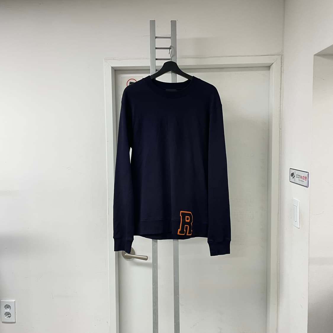 라프시몬스 R로고 네이비 맨투맨 S 상품이미지1