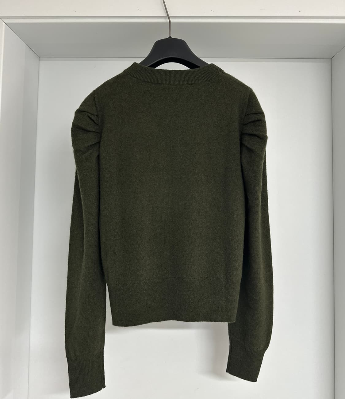 [베르니스] 여성 퍼프숄더 로고 자수 니트 상품이미지4