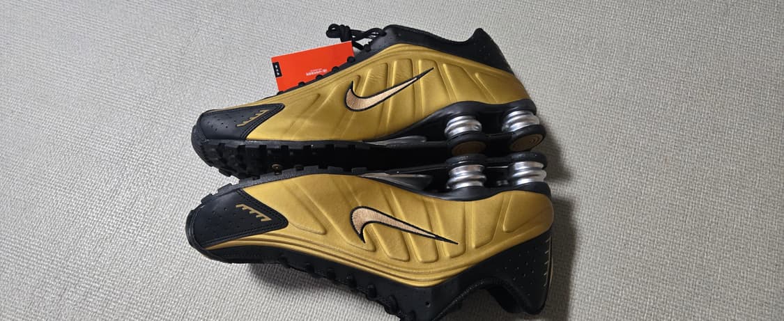 나이키 W 샥스 R4 골드 290사이즈 상품이미지4