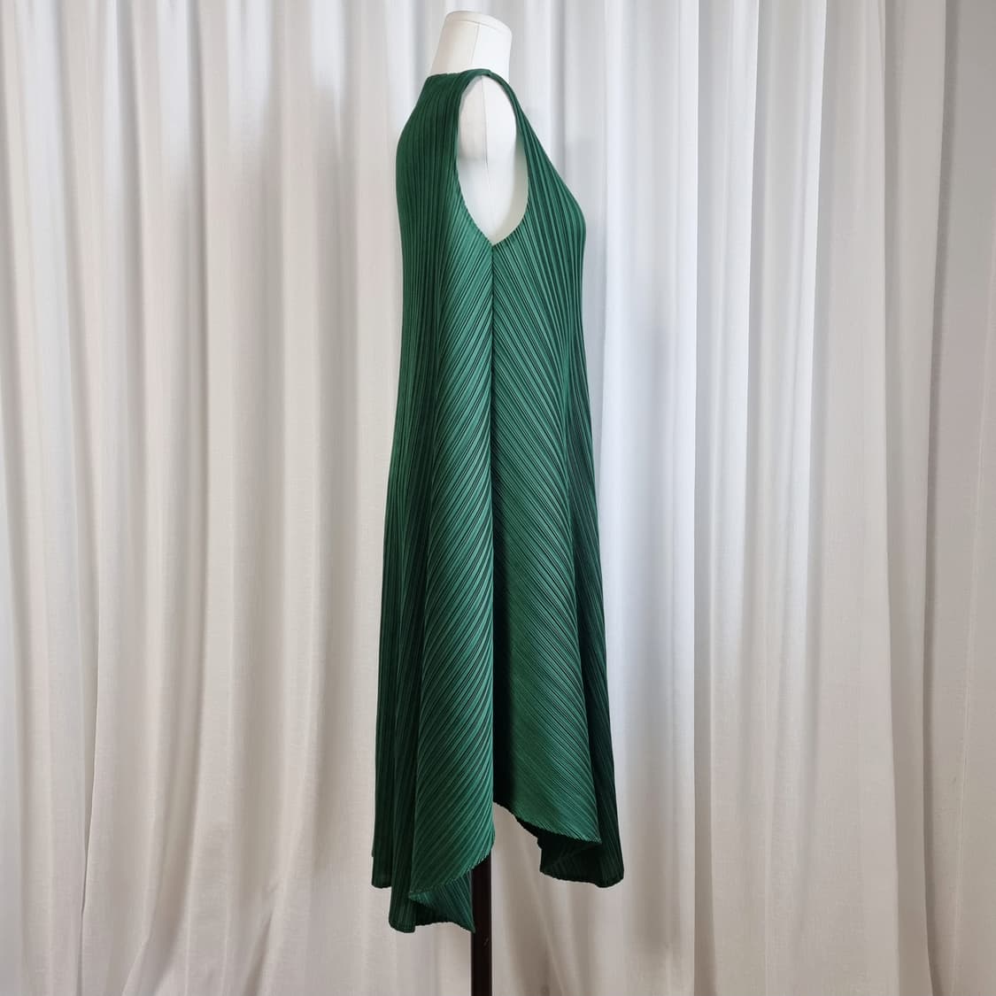 슬리브리스 언발란스 플리츠 원피스 (프리사이즈) 상태최상 상품이미지3