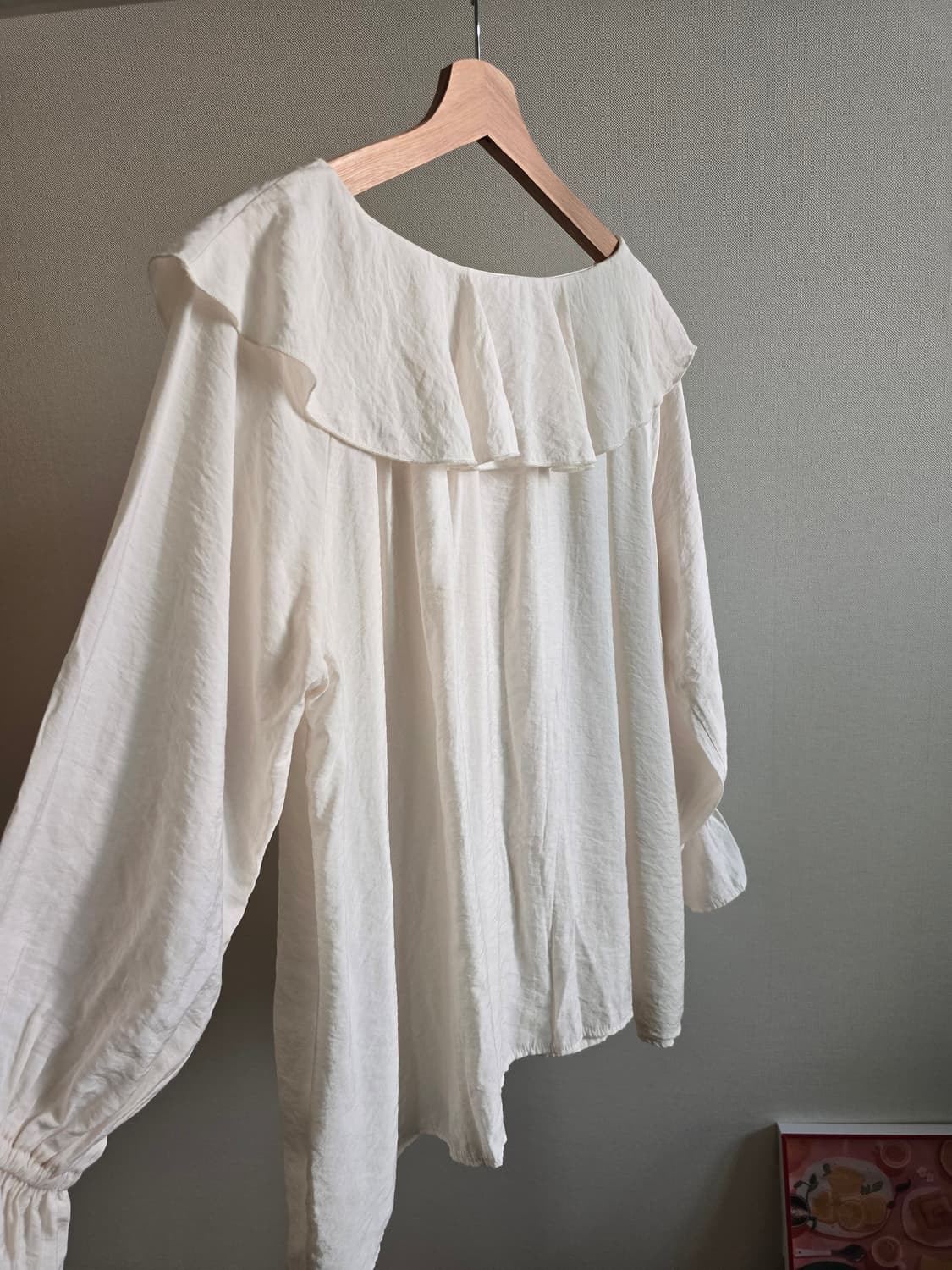 Off-White Ruffle Collar Blouse 상품이미지5
