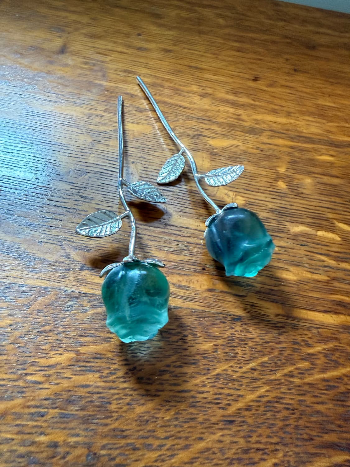 천연 플로라이트 원석으로 제작된 장미 오브제입니다. 상품이미지1