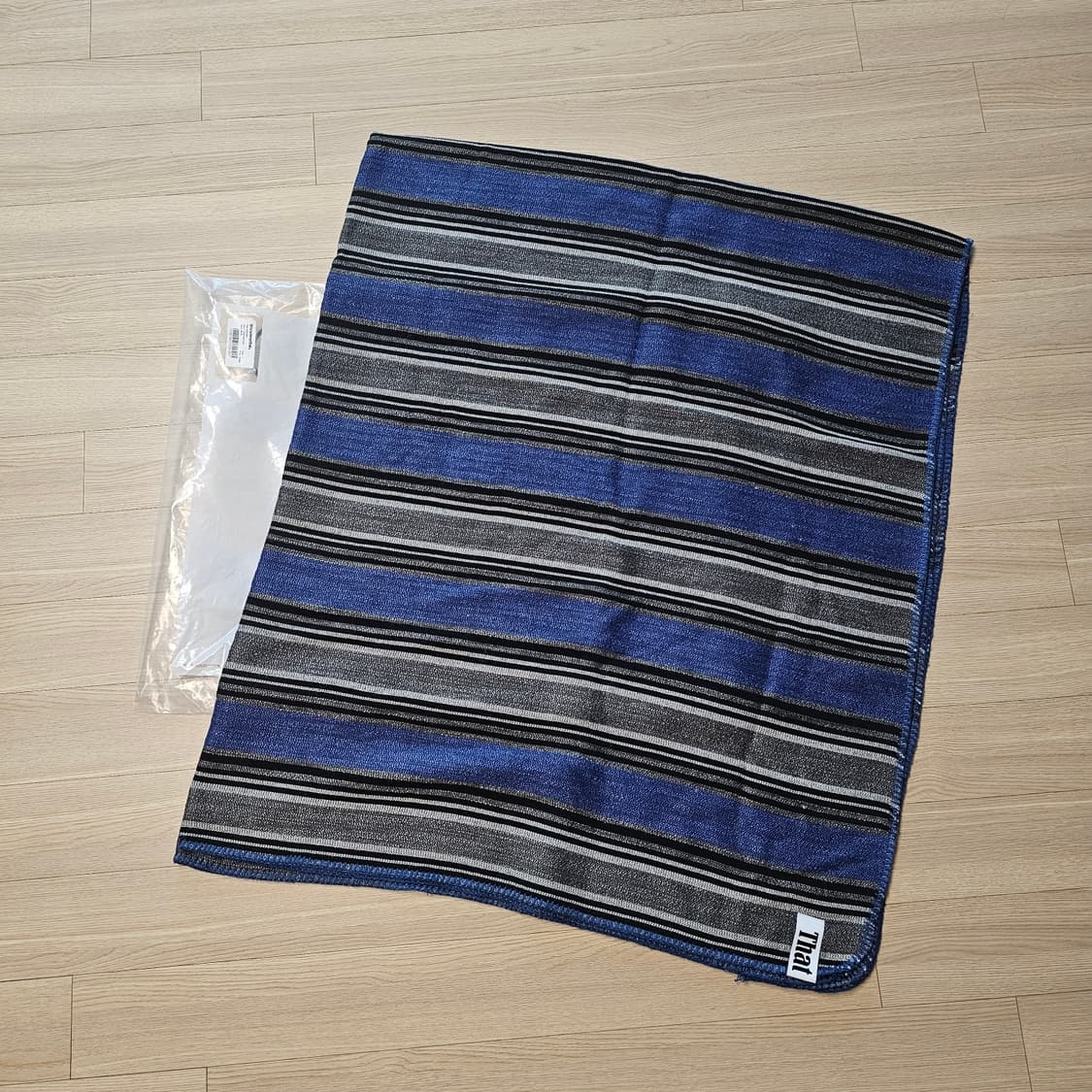 완.새제품) 디스이즈네버댓 러그 매트 담요 인테리어 네이비 175*140 상품이미지3