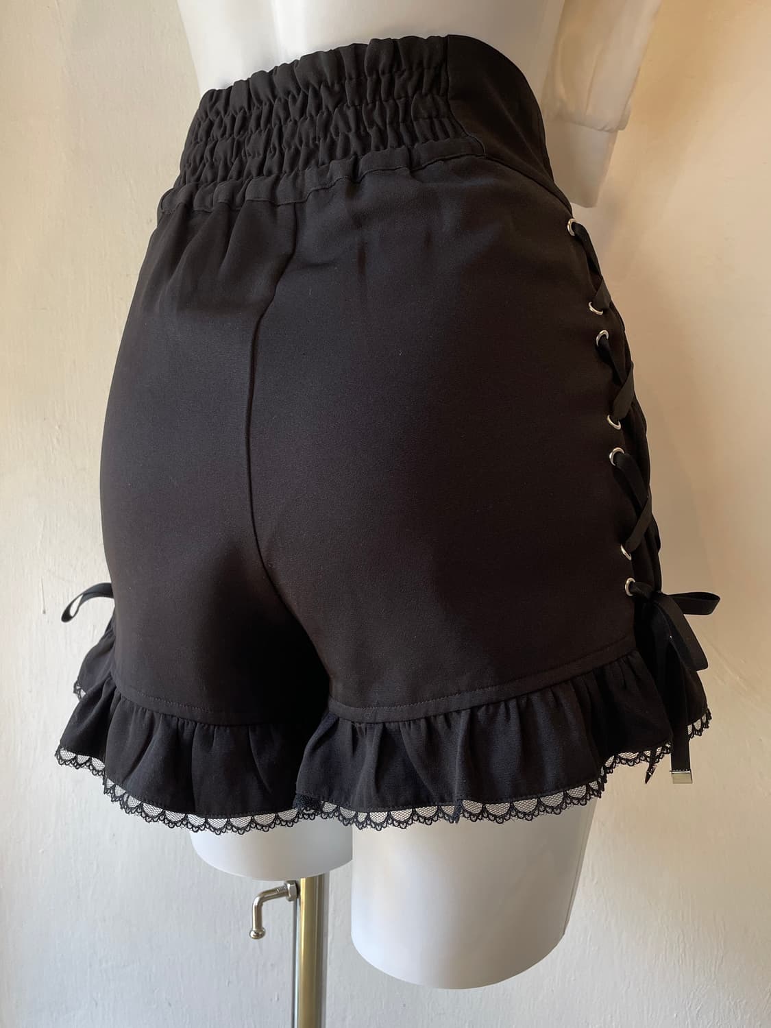 하트 투버튼 사이드 스트랩 블랙 하프 팬츠 상품이미지3