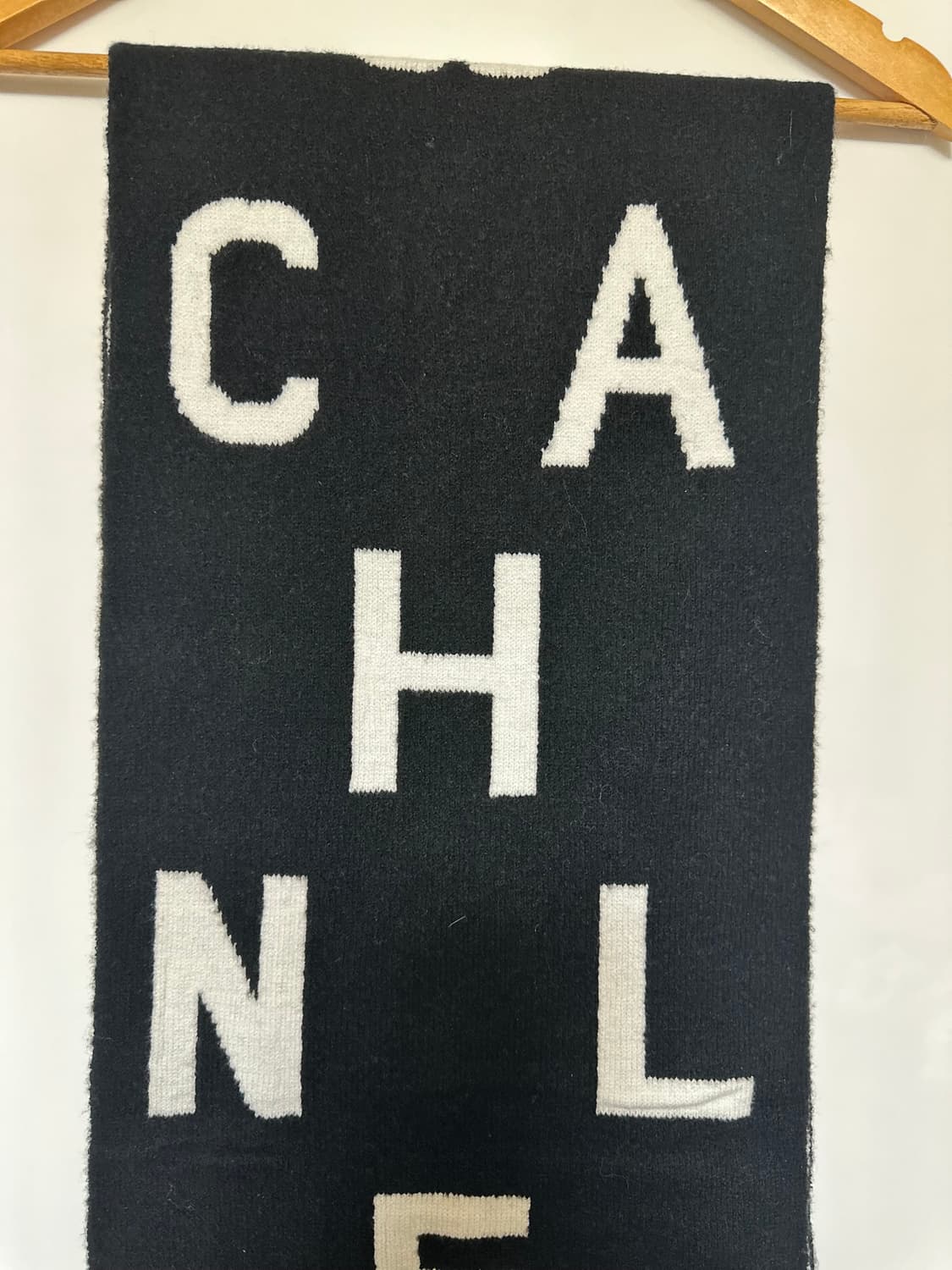 샤넬 블랙 앤 화이트 로고 캐시미어머플러 상품이미지4