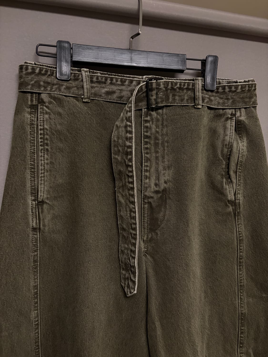 [M] 25FW 르메르 트위스티드 벨티드 데님 moss green 상품이미지2