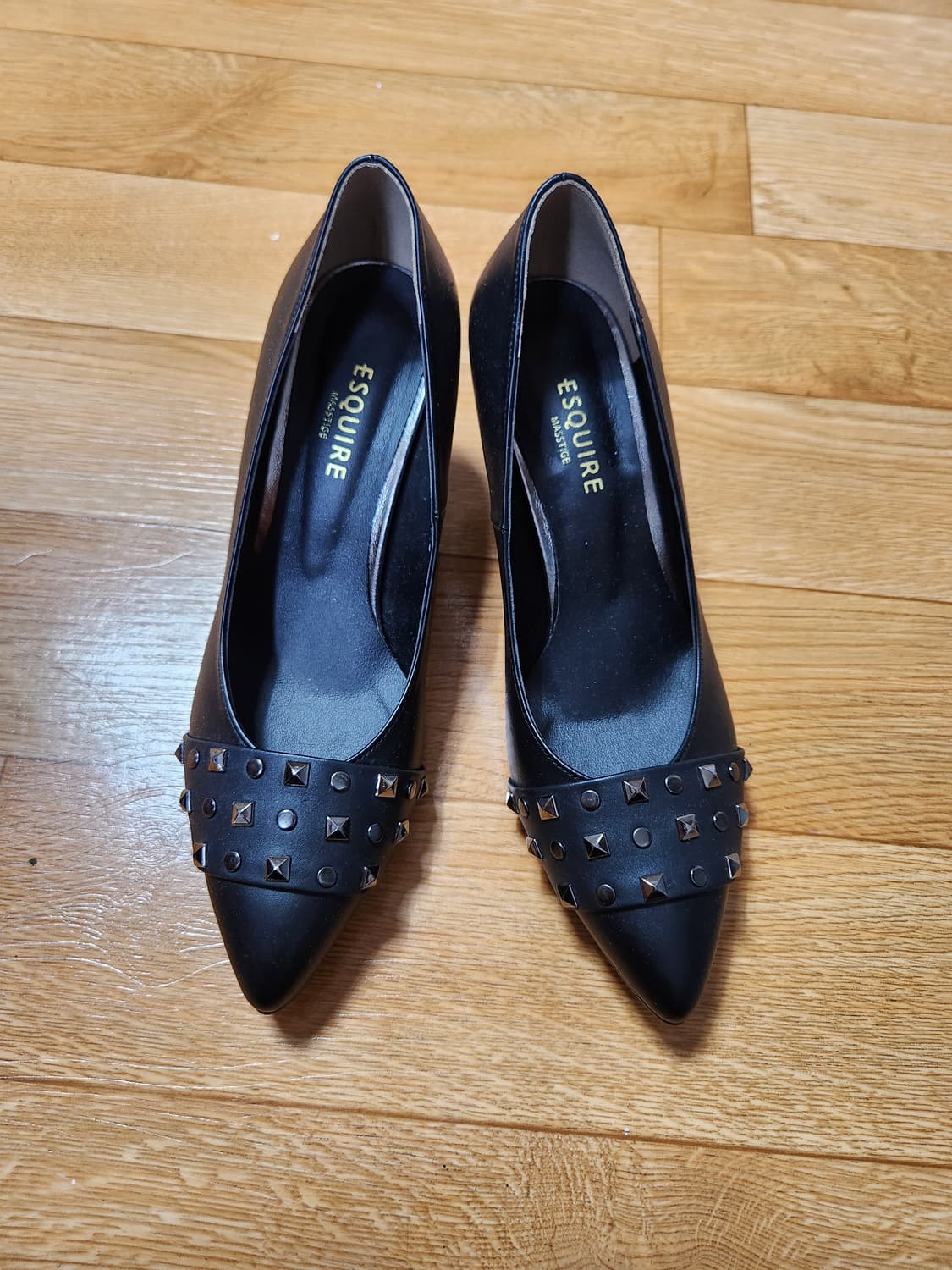 새것)에스콰이아 스터드 장식 블랙 여성 펌프스힐245 상품이미지1