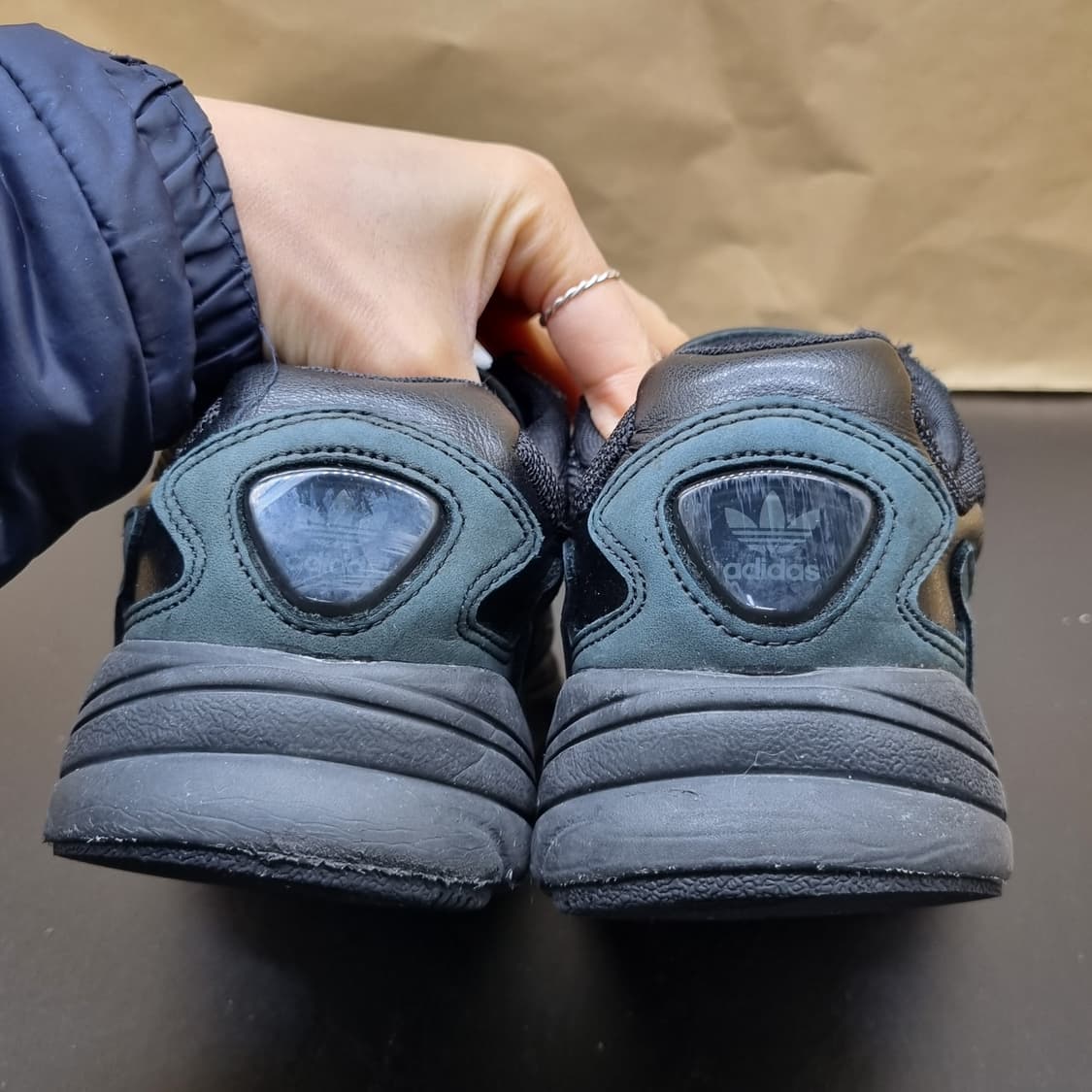 아디다스 팔콘 트리플 블랙 여성운동화240  상품이미지3