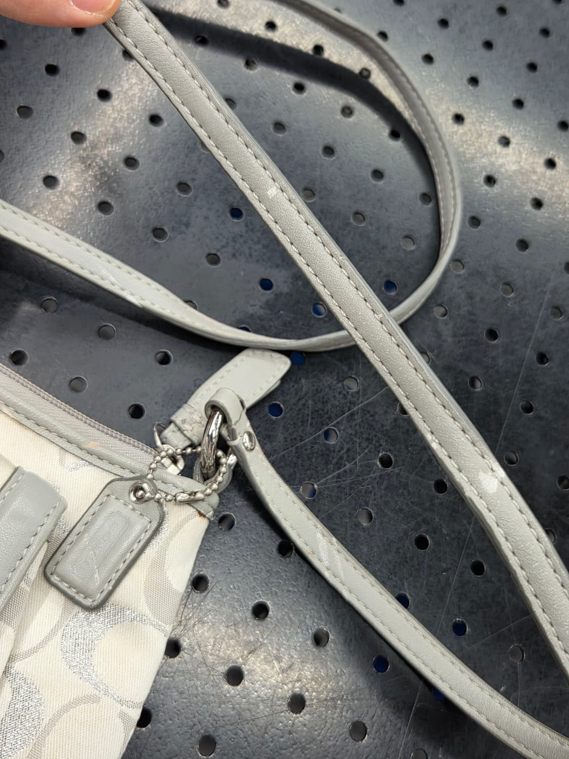 Coach 코치 아이보리 그레이 크로스백 상품이미지7