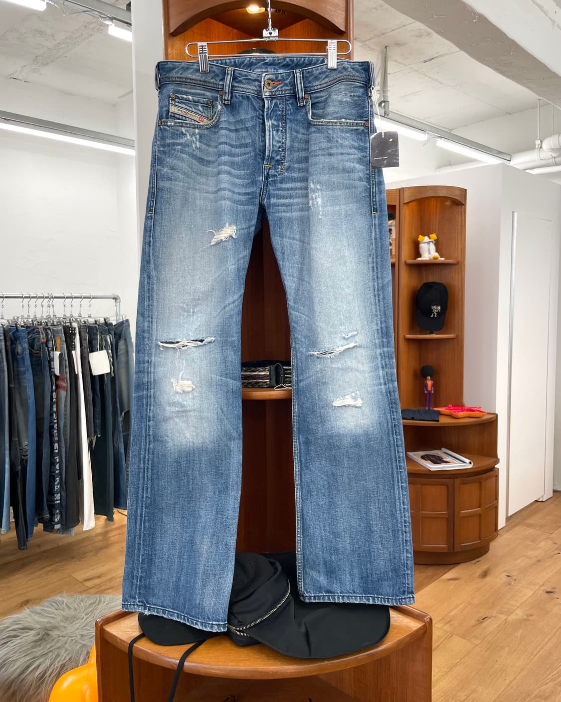 [29] 디젤 디스트레스 부츠컷 데님 팬츠 상품이미지4