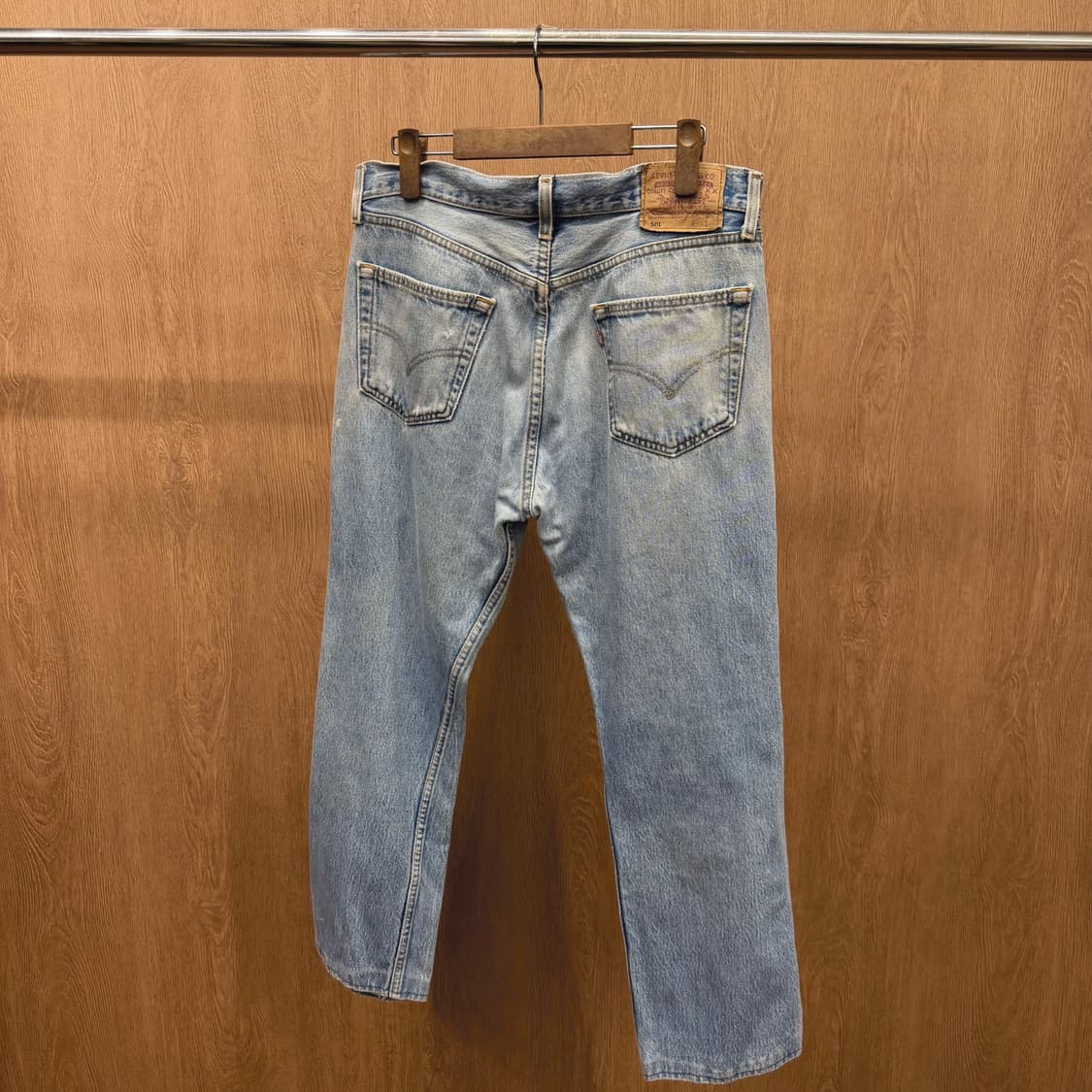 리바이스 501 디스트로이드 워싱 데님 팬츠 체크 패치 디테일 연청 상품이미지3