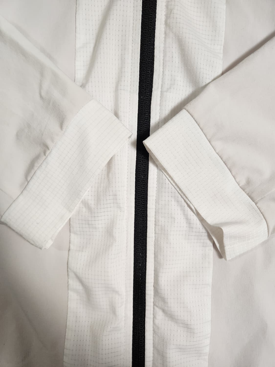 푸마 화이트 후드 집업 바람막이 사이즈xl(새상품급)

오염 하자없이 깨 상품이미지6