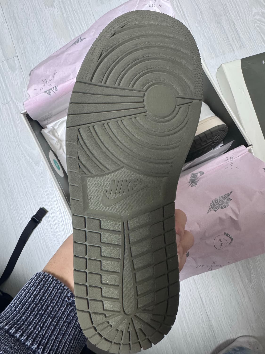 조던 1 로우 스캇 미디움 올리브 275 상품이미지4