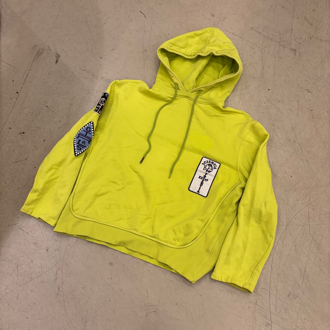 오프닝세레모니 네온 패치 후드티 상품이미지1