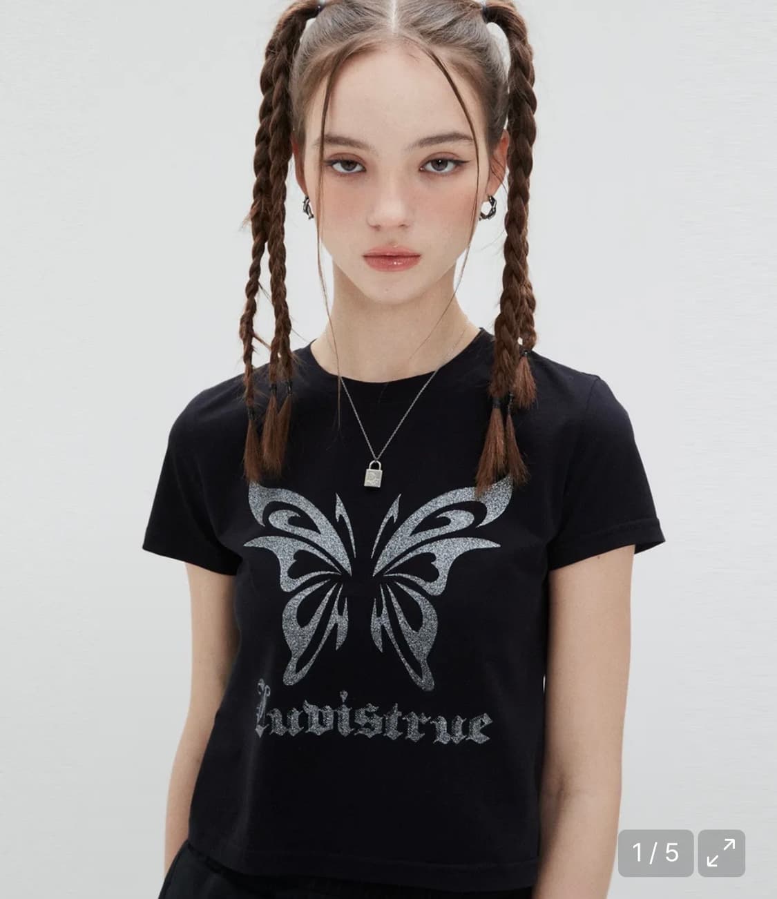 러브이즈트루 버터플라이 티 뉴진스 민지 착용 상품이미지1