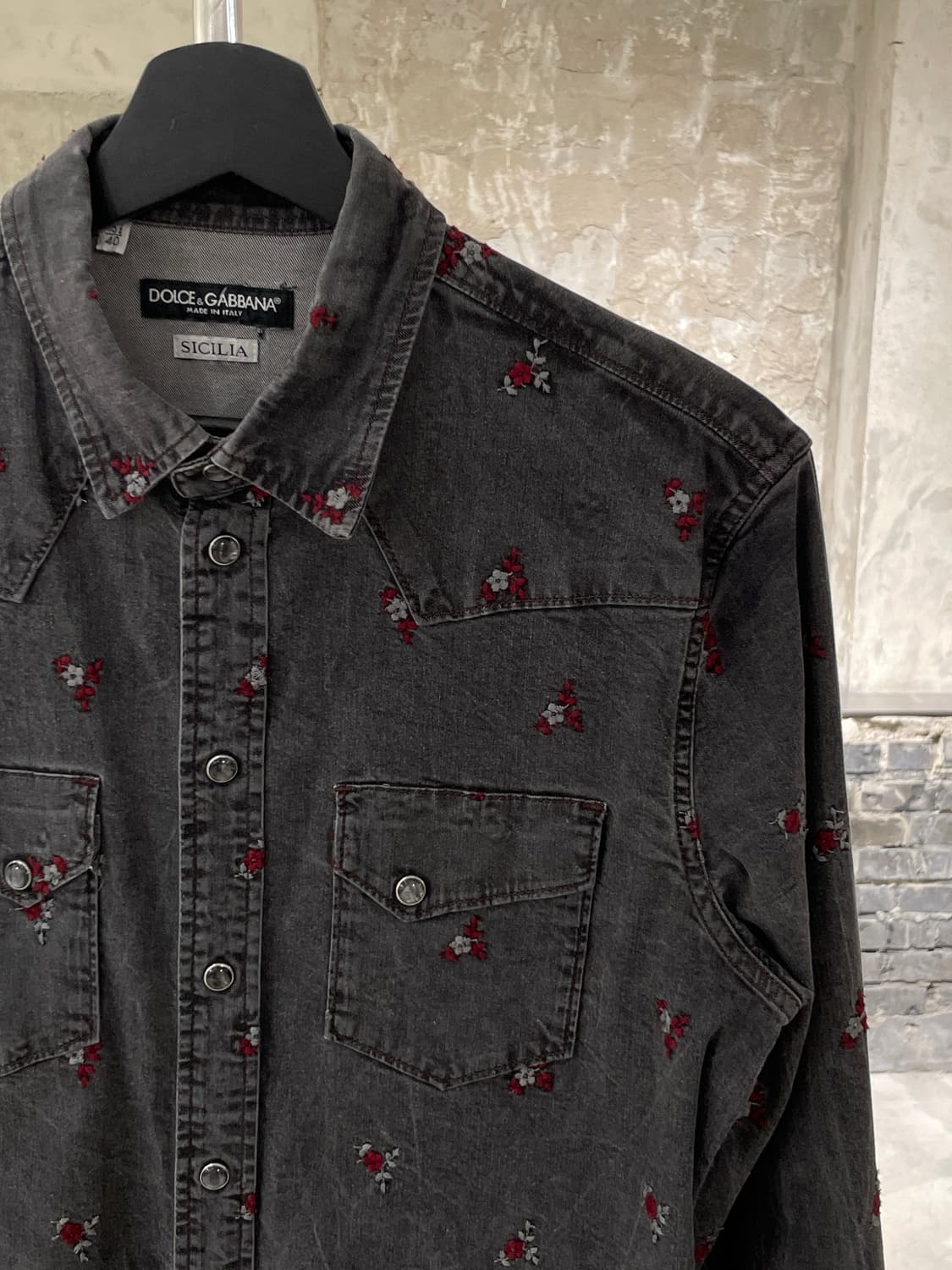 돌체 앤 가바나 흑청 플라워 자수 스냅 버튼 데님 셔츠 상품이미지3