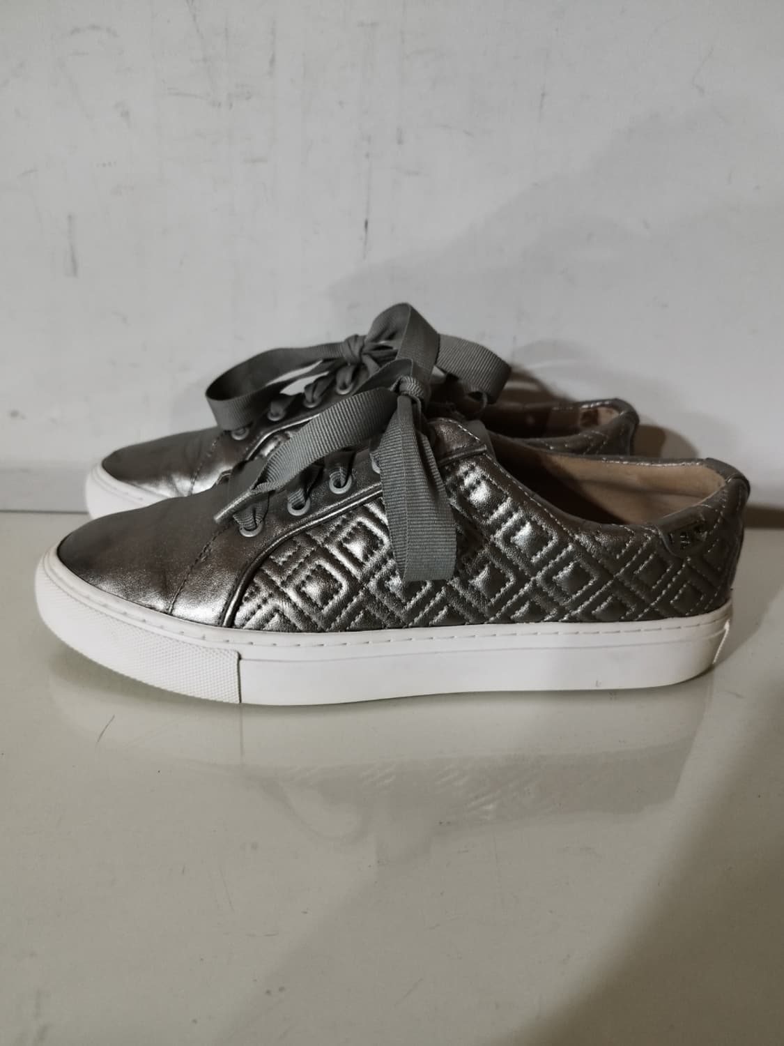 240mm 7m 토리버치 퀼팅 실버 메탈릭 스니커즈  상품이미지1