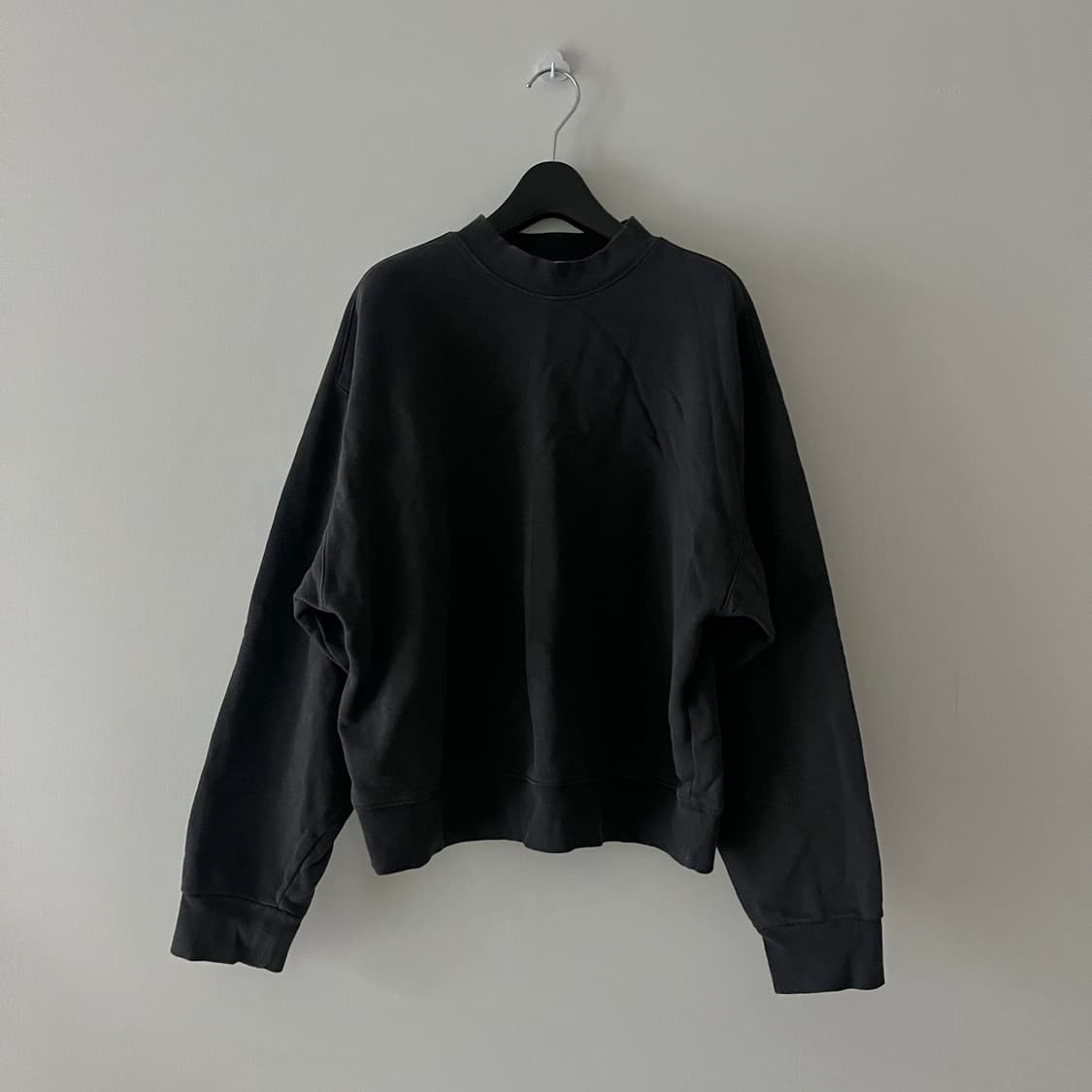 아모멘토 모크넥 차콜 맨투맨 상품이미지1