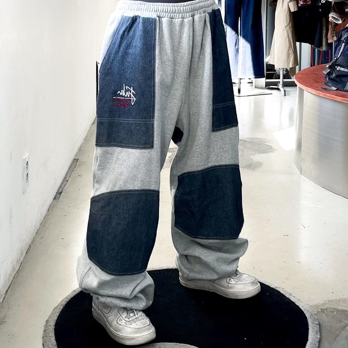 푸부 90s 데님패치 더블니 스웻 팬츠 상품이미지1