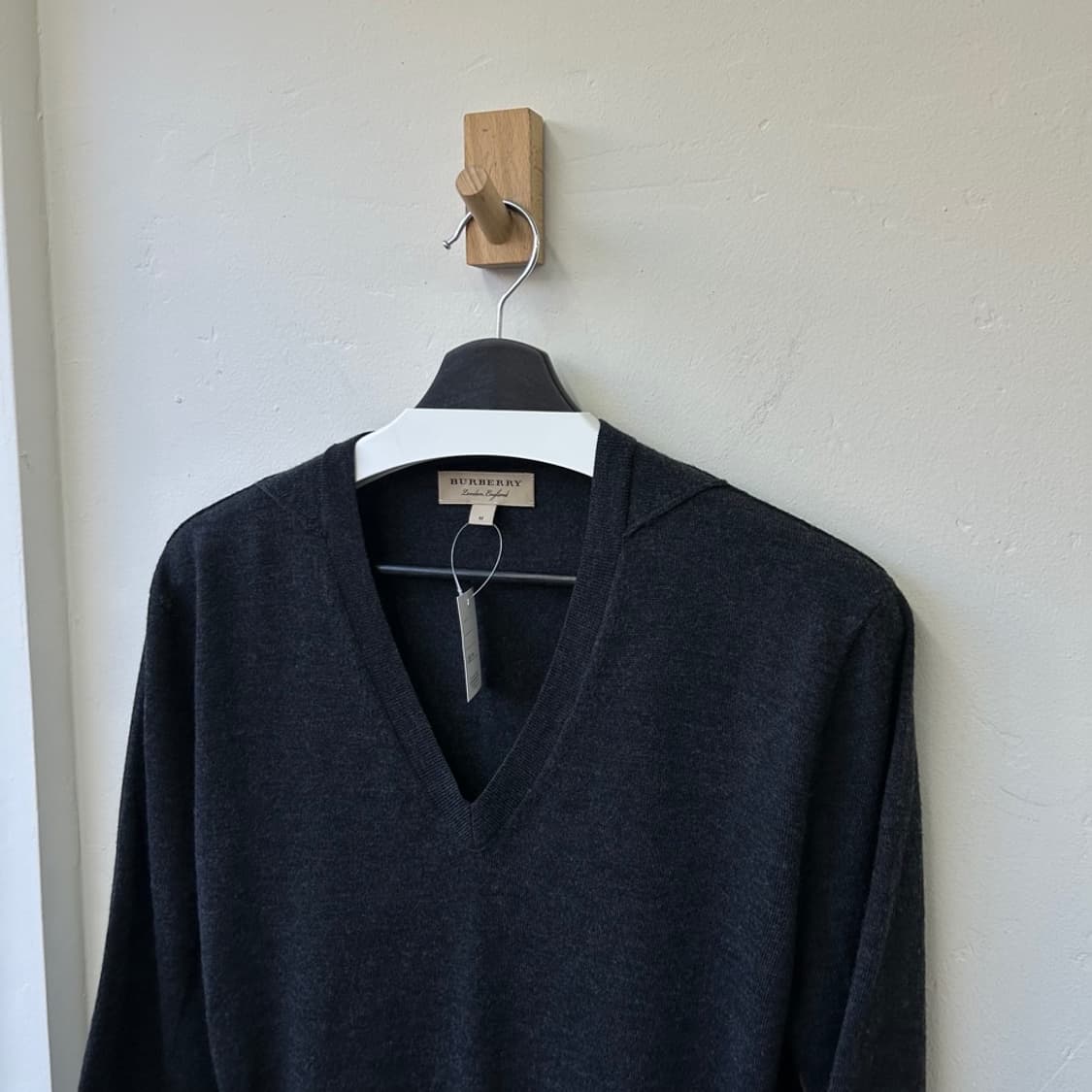 15784 - 버버리 차콜 브이넥 울 니트 (울 100%) 상품이미지1