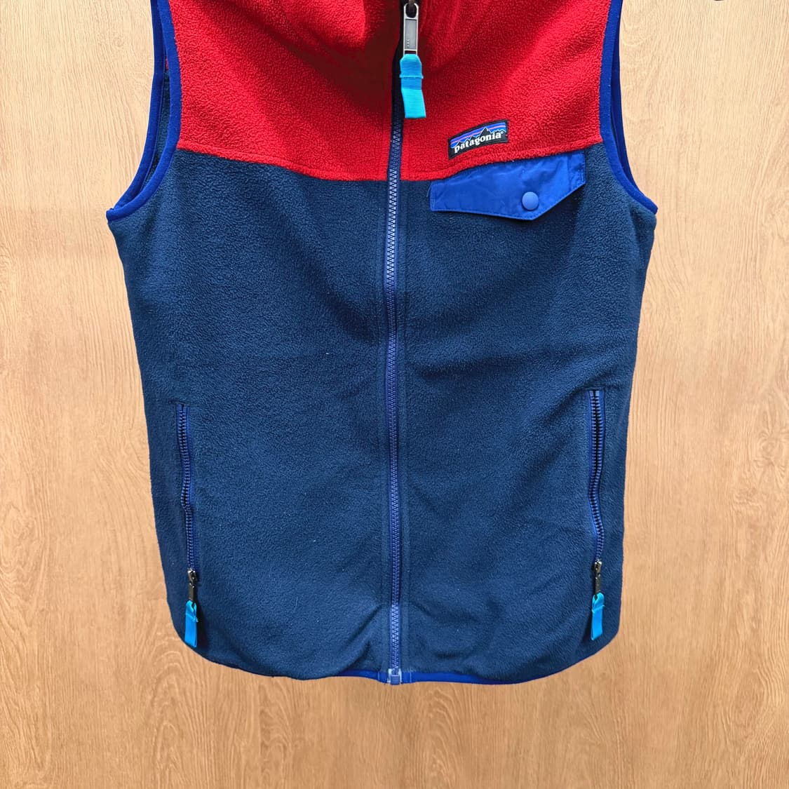 파타고니아 신칠라 플리스 집업 베스트 플립 포켓 디테일 레드 네이비 상품이미지5