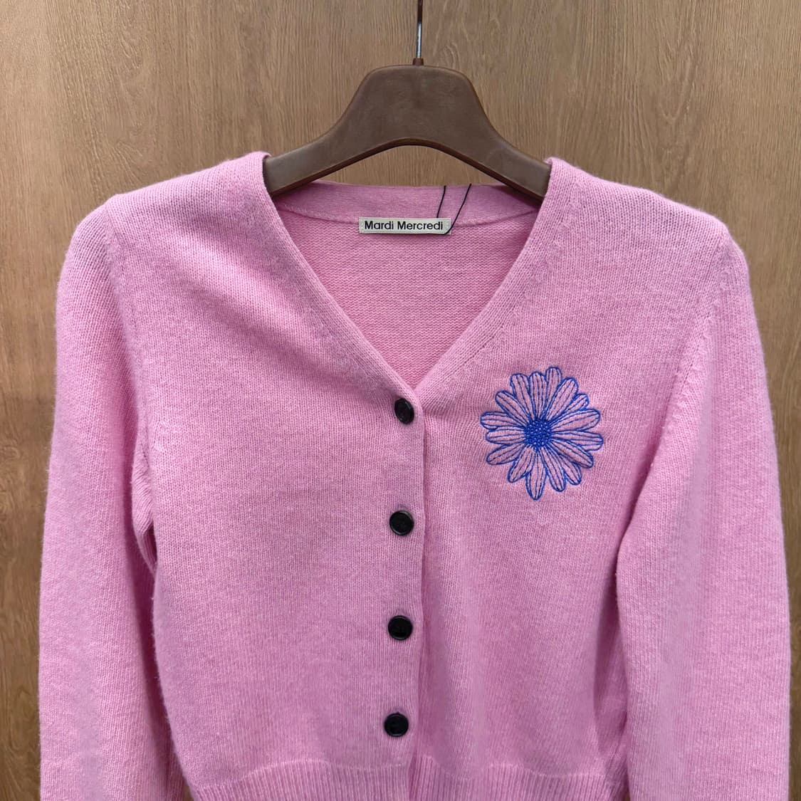 마르디 메르크디 긴팔 브이넥 가디건 밑단 시보리 로고 자수 디테일 핑크 상품이미지4
