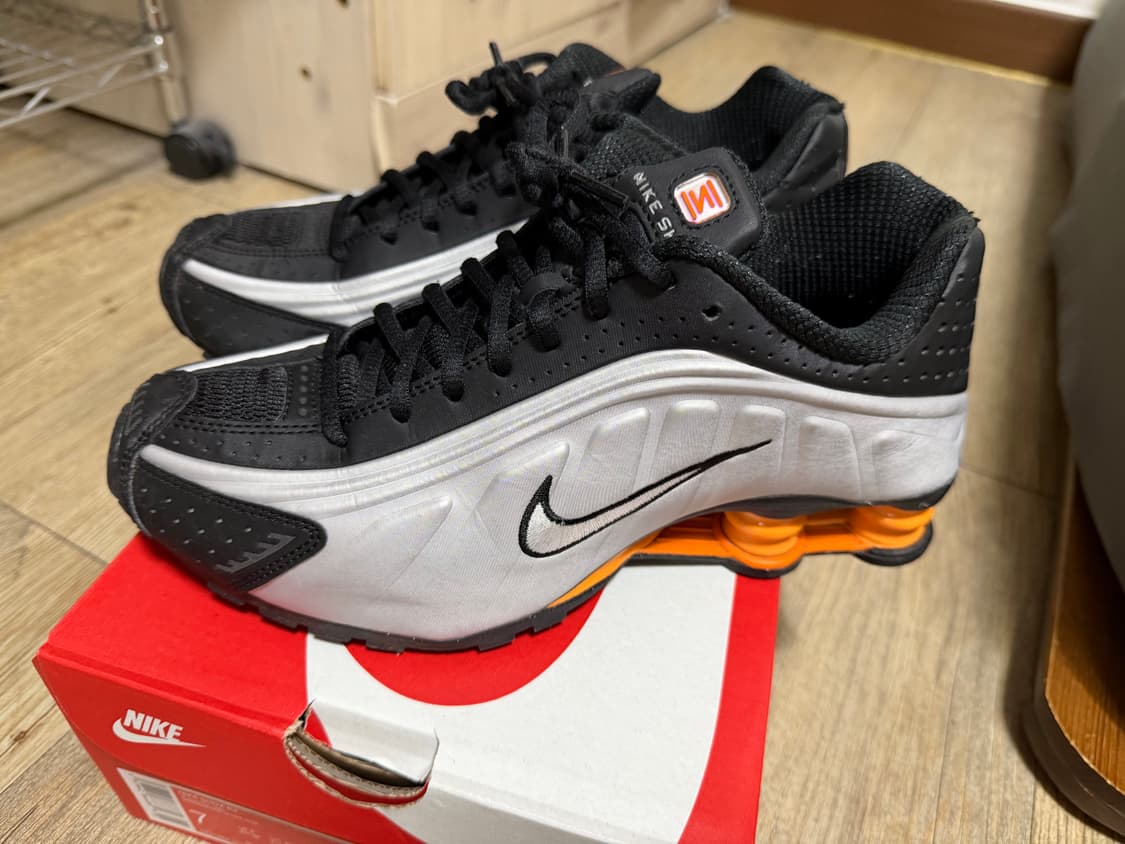 나이키 샥스 R4 M - 메탈릭 실버 만다린 상품이미지3