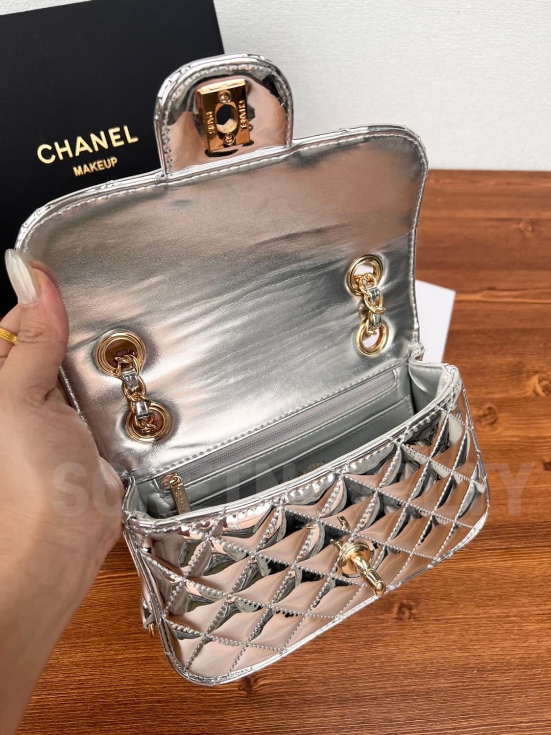 샤넬 뷰티 VIP 실버 메탈 크로스백 파우치 및 스타 코인 퍼스 세트 상품이미지5