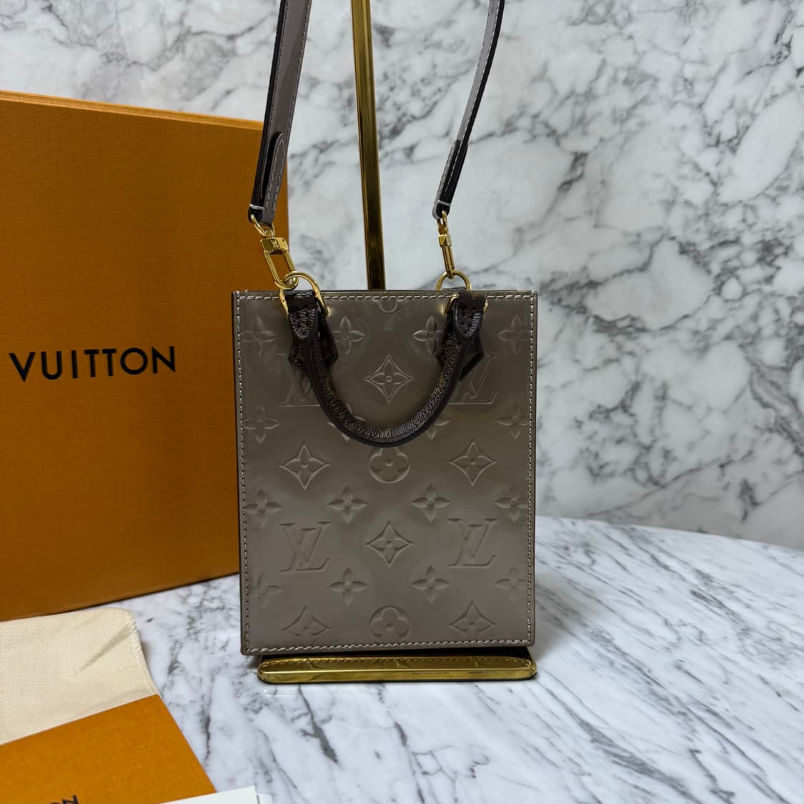 루이비통 모노그램 베르니 쁘띠 삭 플라 토트백 크로스백 상품이미지1