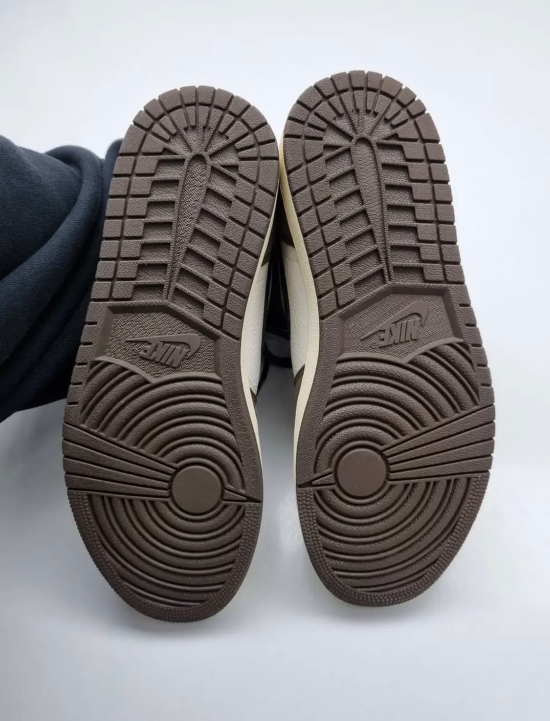 나이키 x 트래비스 스캇 에어 조던 1 하이 OG 상품이미지6