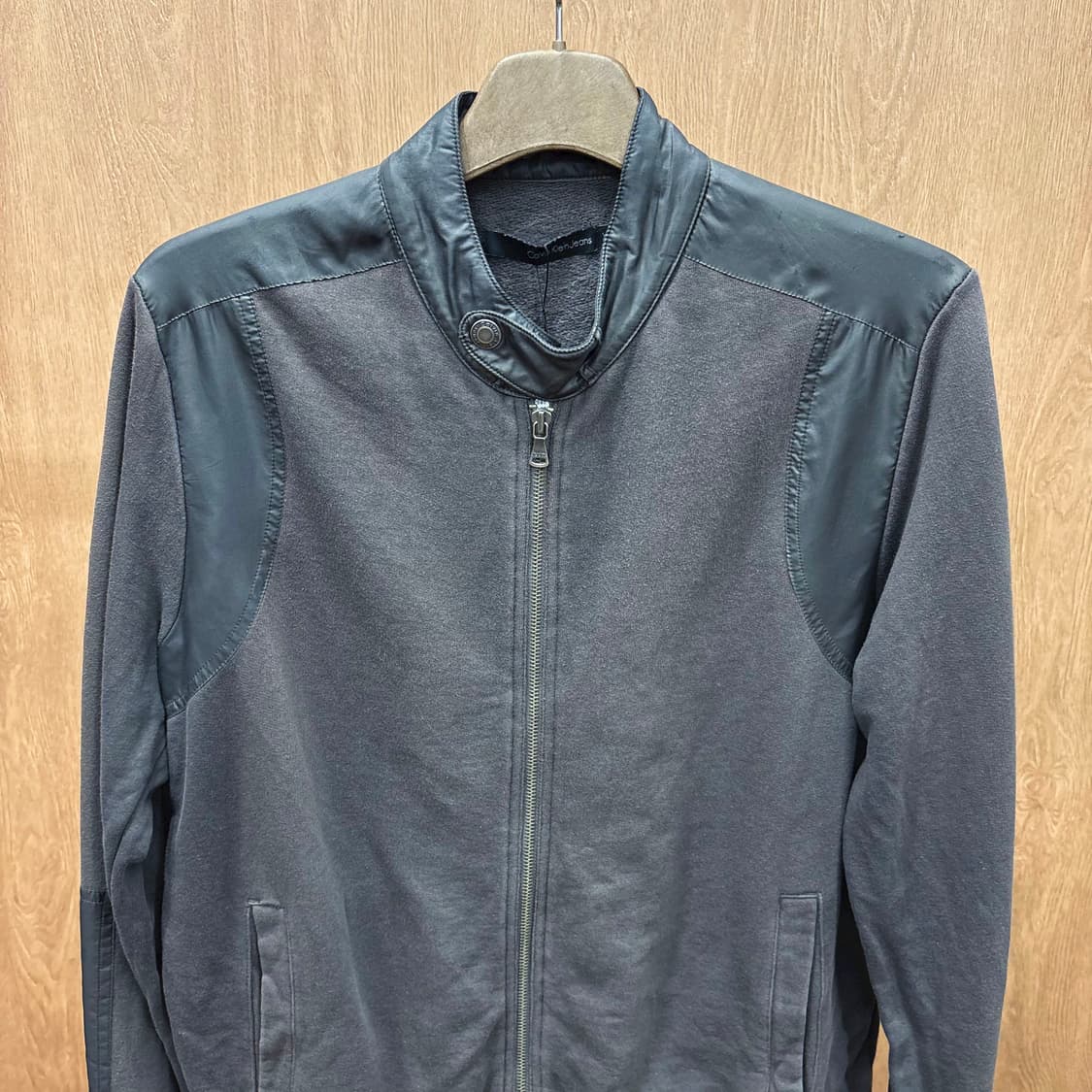 캘빈클라인 진스 하이넥 집업 자켓 배색 소매 로고 탭 디테일 차콜 그레이 상품이미지4