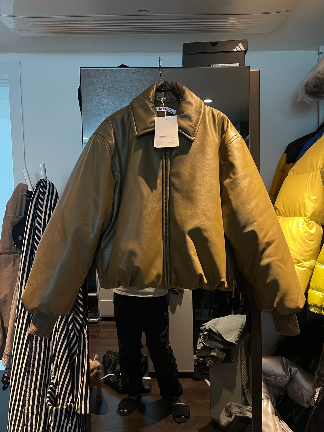 아크네 에코레더패딩 상품이미지1