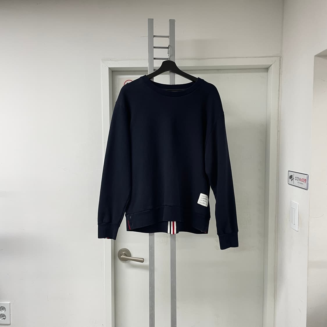 톰브라운 백삼선 맨투맨 5 상품이미지4