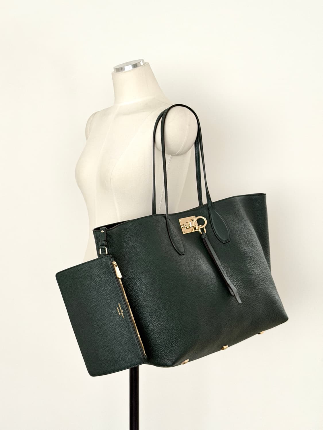 페라가모 간치니 락 레더 쇼퍼백 상품이미지3