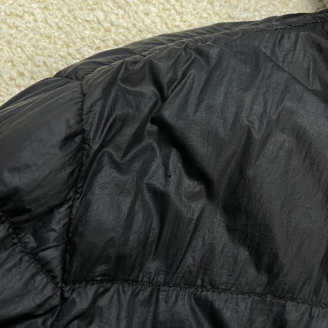 스톤아일랜드 가먼트다이드 와펜 패치 다운 패딩 블랙 상품이미지10