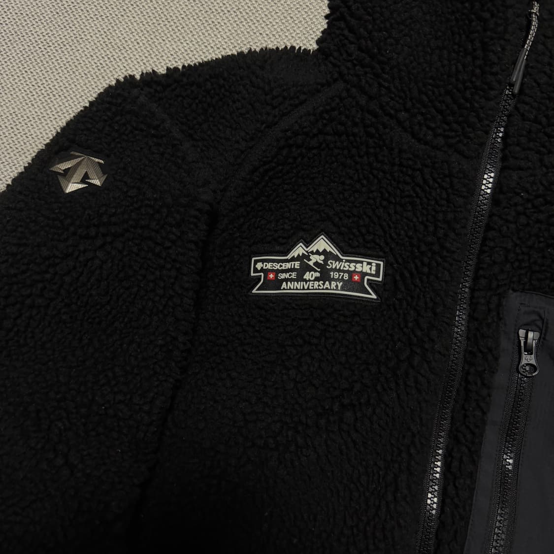 데상트 스위스 스키팀 플리스 후디 상품이미지3